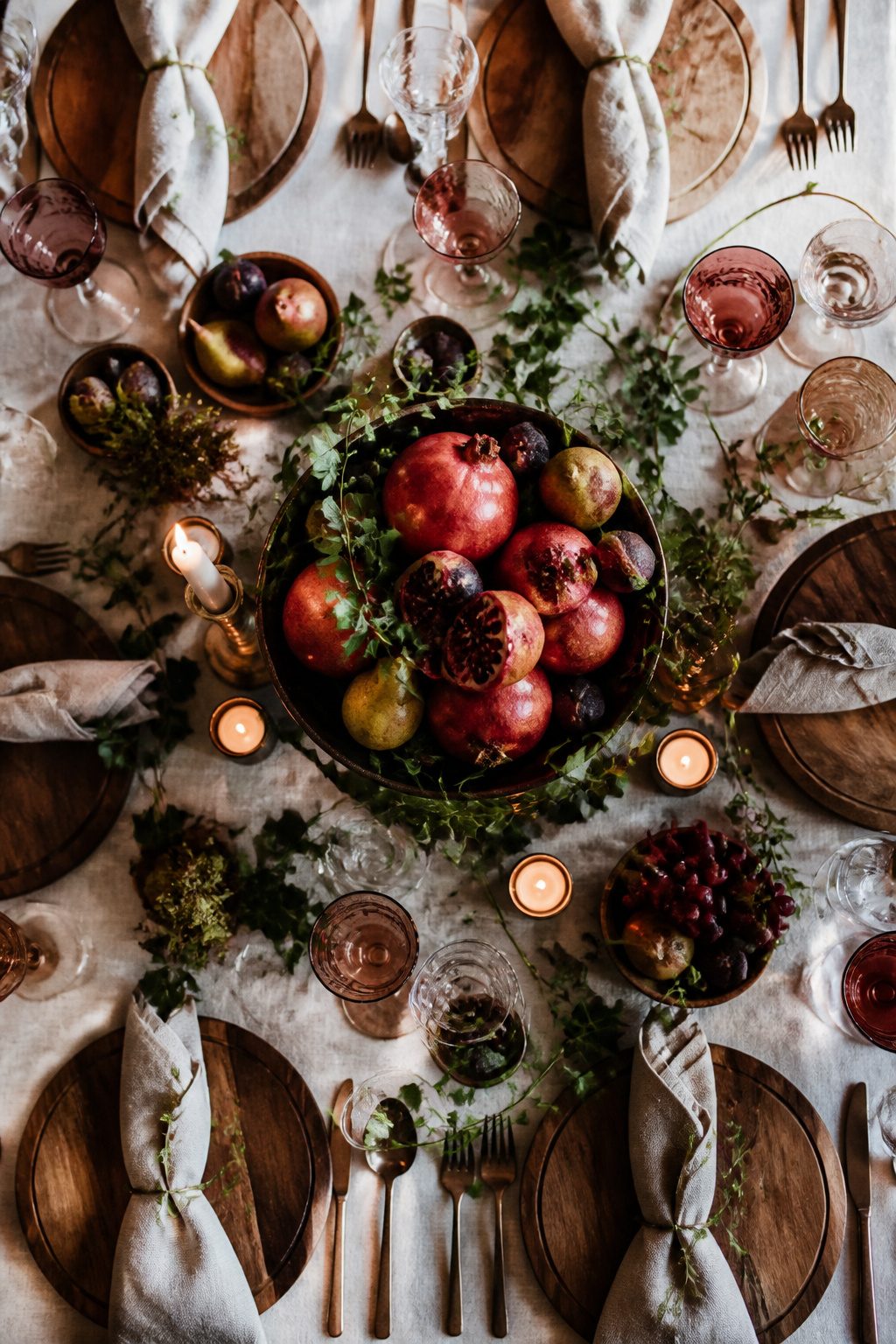 10 Fall Wedding Table Decor Ideas for Your 2026 Celebration 5 A table arrangement featuring pomegranates, figs, and garden roses.